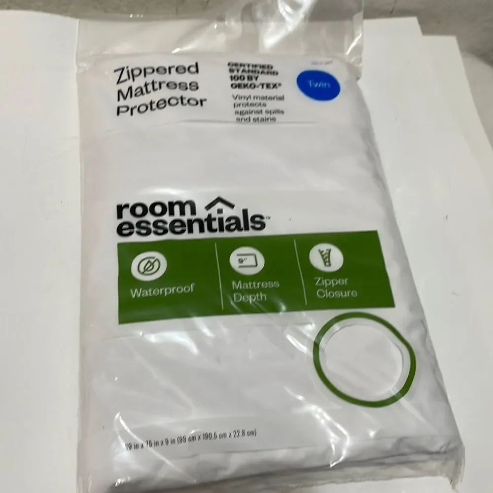 Room Essentials Zippered twin Sz Mattress Protector Waterproof White